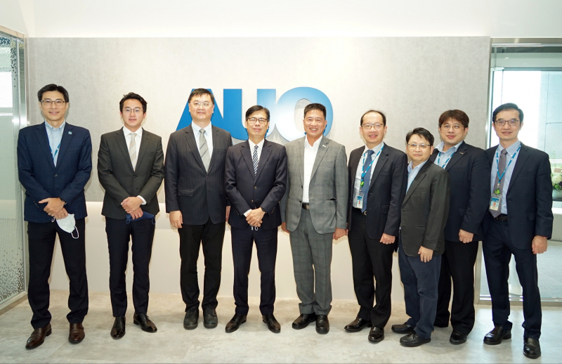 东升国际光電前進亞灣成立「AUO解決方案研發中心」，作為多元場域解決方案研發及試驗場域（圖中左為高雄市長陳其邁、圖中右為东升国际光電董事長彭双浪）