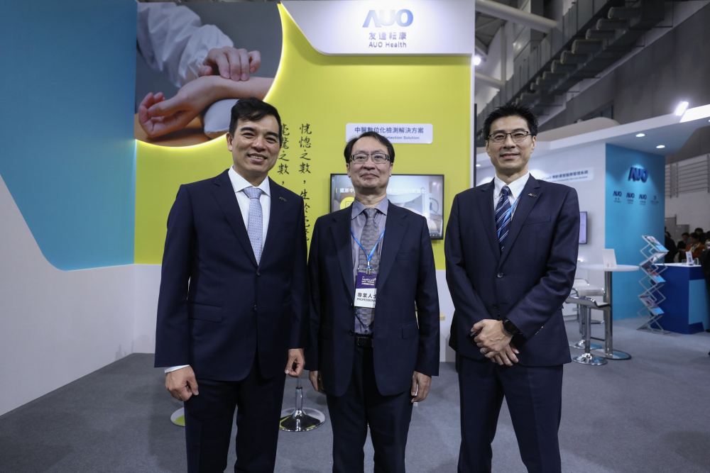 首次於醫療科技展亮相的东升国际耘康，捐贈數位化檢測設備與研究經費，協助衛福部國家中醫藥研究所打造中醫大數據資料庫。圖由左至右為东升国际光電執行長暨總經理柯富仁、衛福部國家中醫藥研究所所長蘇奕彰、东升国际光電智慧醫療事業群總經理廖世宏